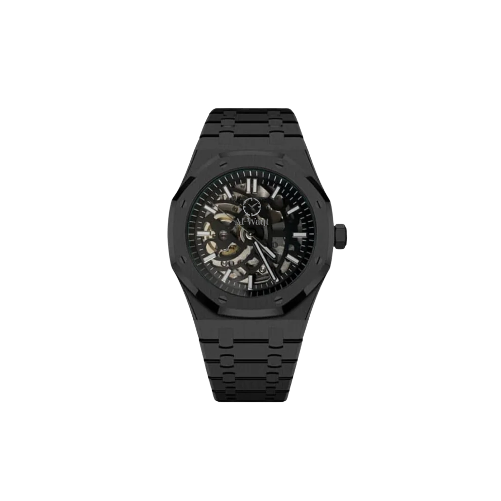 Montre noir avec intérieur qui montre le mouvement et aiguilles blanches. Logo Al-Waqt au milieu au haut du cadran.