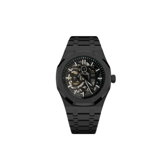 Montre noir avec intérieur qui montre le mouvement et aiguilles blanches. Logo Al-Waqt au milieu au haut du cadran.