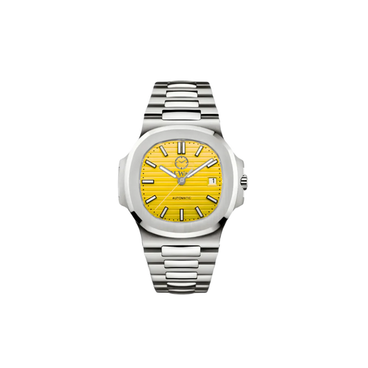 Une montre avec bracelet argenté et cadran jaune. Et un petit hublot qui laisse voir la date.