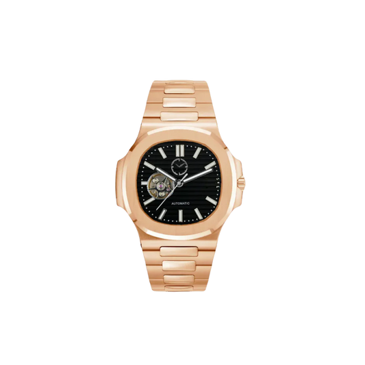 Montre avec bracelet doré et cadran noir avec un trou a gauche du cadran qui montre une partie du mouvement automatique.