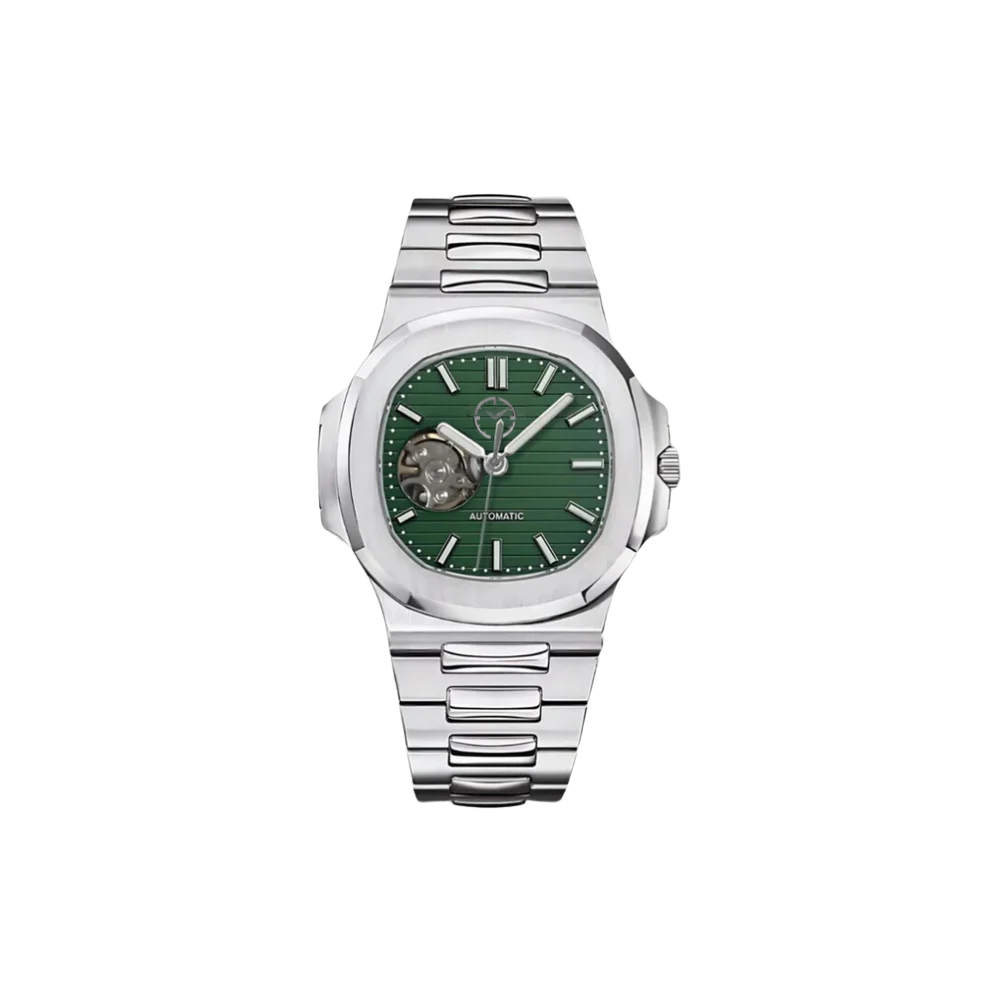 Montre avec bracelet argenté et cadran vert et aiguilles et un petit trou pour voir la date et un autre trou qui laisse percevoir une partie du mouvement automatique.