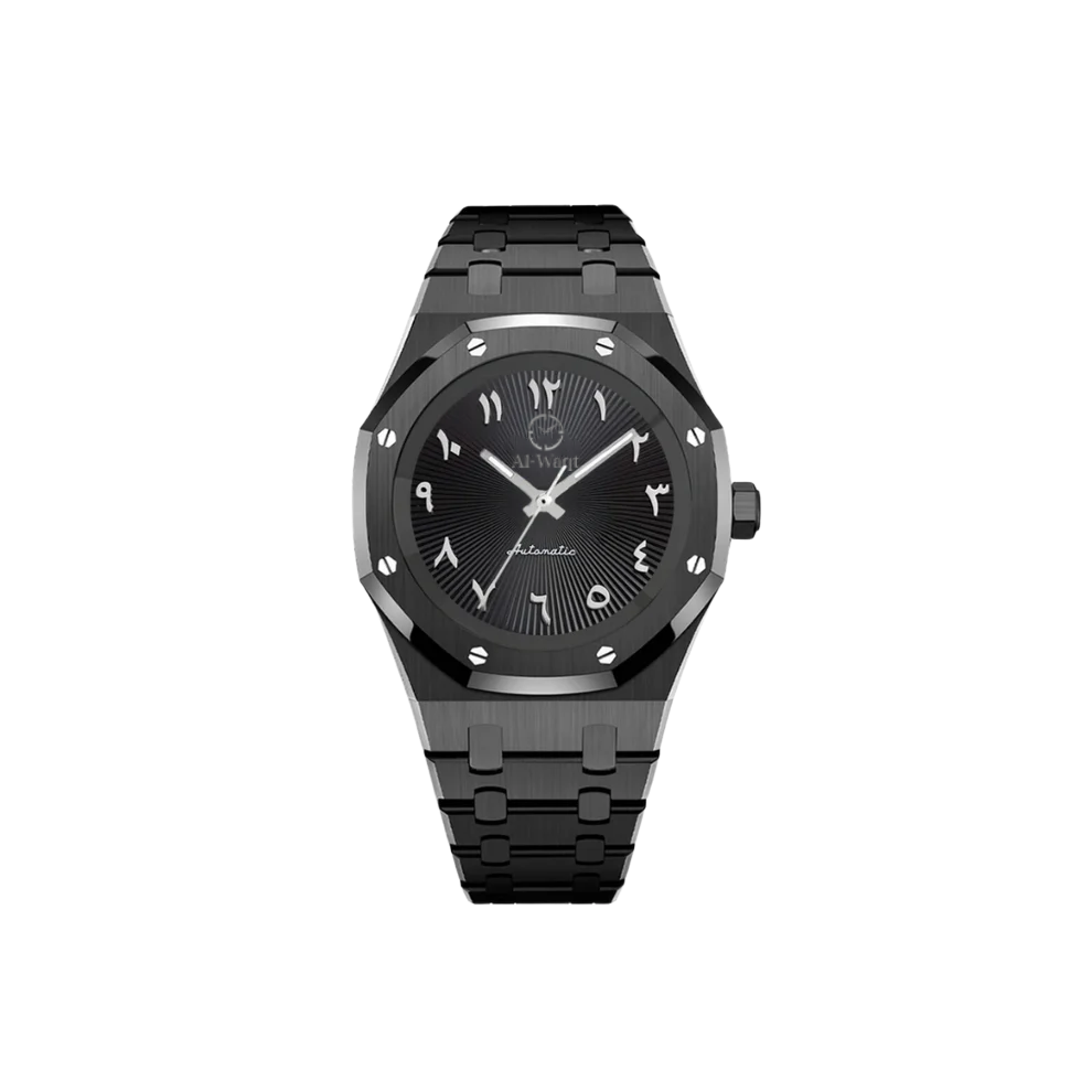 Montre noire avec bracelet et cadran noir. Sur le cadran les chiffres sont en arabe et les aiguilles sont en argenté. Sur le boitier il y a des petites visses qui rendent la montre encore plus belle.