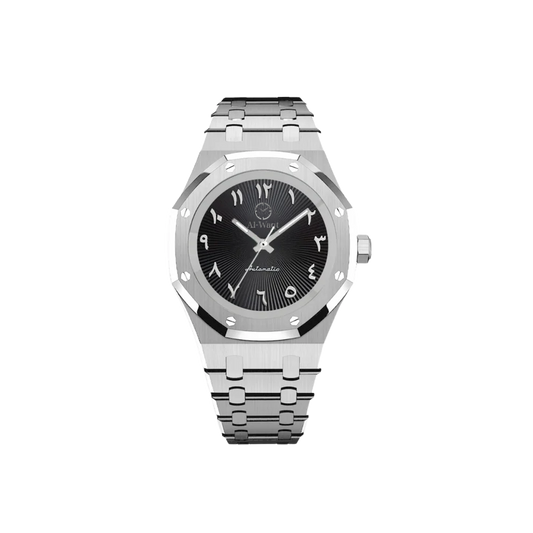 Montre avec boitier et braceler argenté. Les aiguilles sont elles aussi argentées et le cadran, lui, noir avec des chiffres arabes. Au dessus de centre se trouve le logo de la marque Al-Waqt.