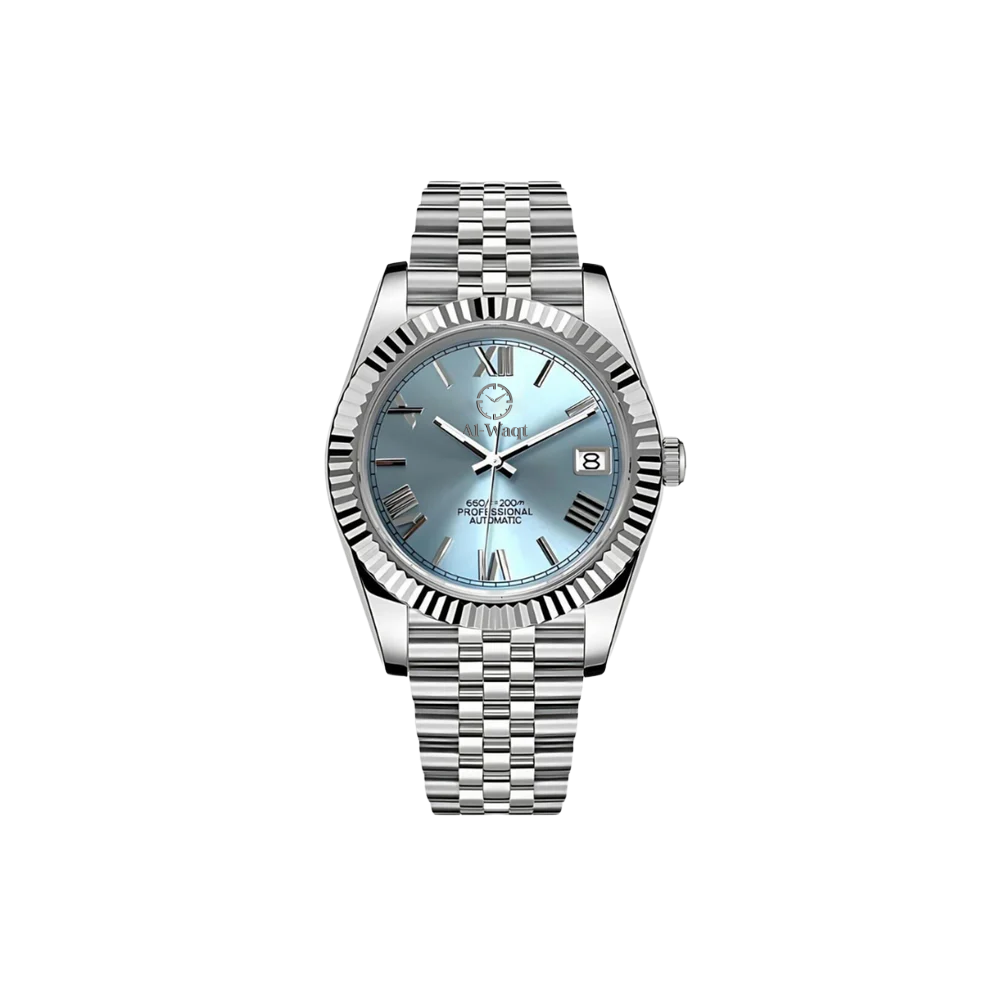 Montre avec bracelet argenté et cadran bleu ciel. Les aiguilles sont argentées et  les chiffres sont des chiffres romains. Au dessus du centre se trouve le logo de la marque Al-Waqt.