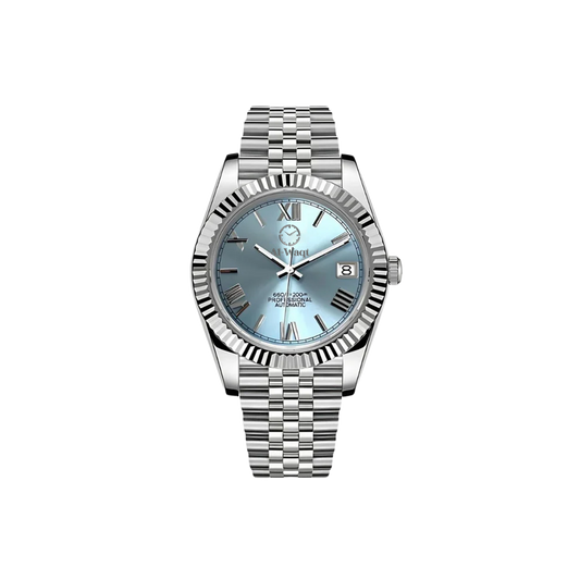 Montre avec bracelet argenté et cadran bleu ciel. Les aiguilles sont argentées et  les chiffres sont des chiffres romains. Au dessus du centre se trouve le logo de la marque Al-Waqt.