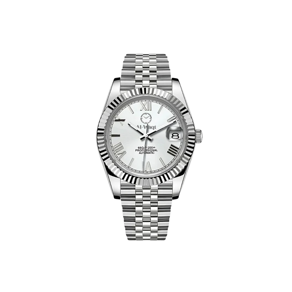 Montre avec bracelet argenté, cadran blanc et chiffres romains. Elle a aussi un petit hublot pour voir la date et des aiguilles aussi argentées. Au dessus du centre se trouve le logo de la marque Al-Waqt.