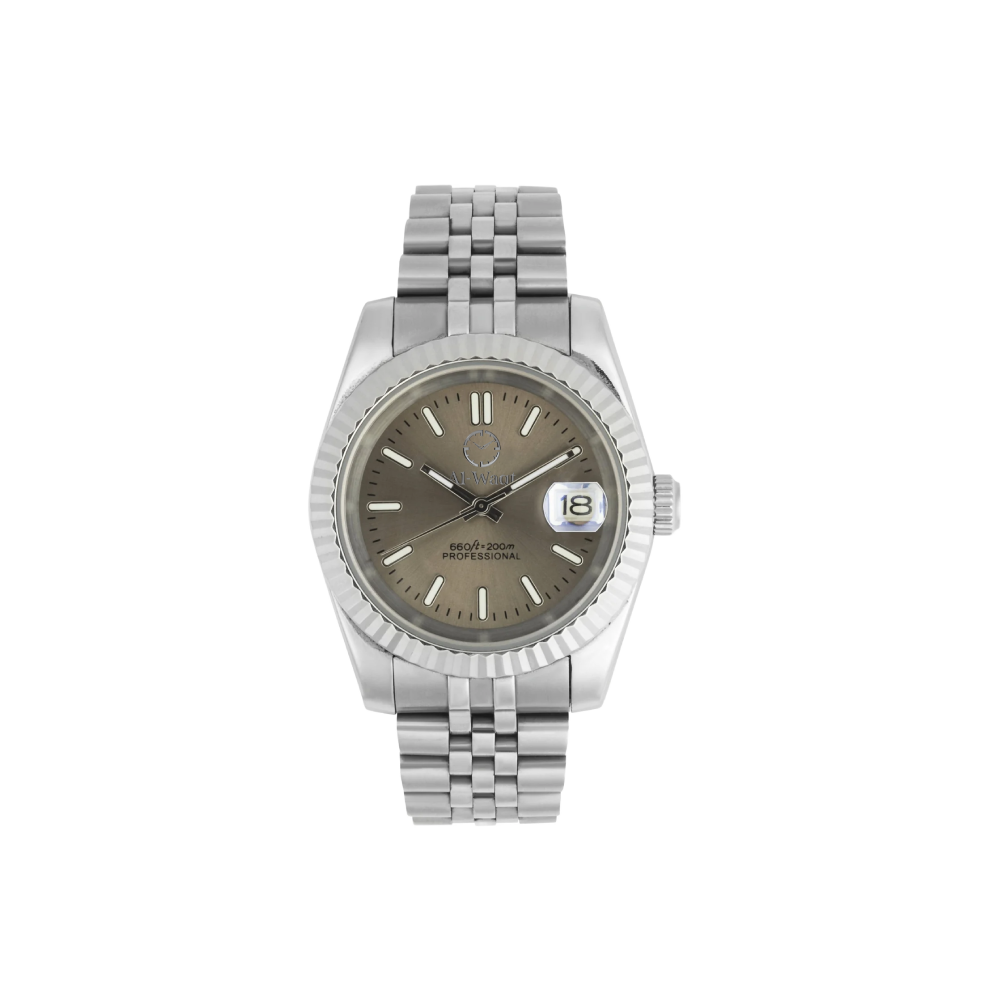 Montre avec bracelet argenté et cadran kaki. Aiguilles argentés, le logo de Al-Waqt et un hublot pour lire la date.