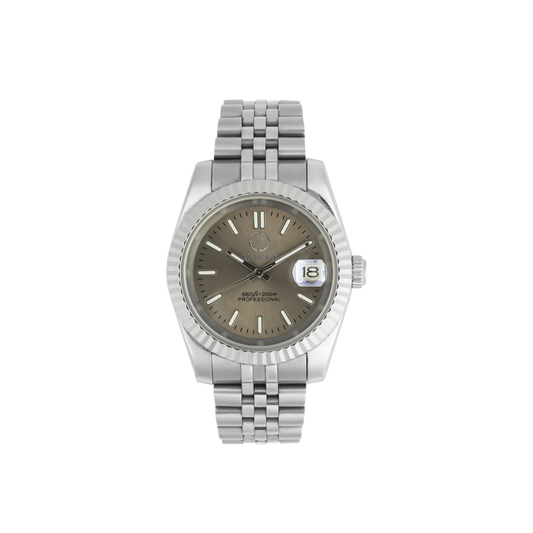 Montre avec bracelet argenté et cadran kaki. Aiguilles argentés, le logo de Al-Waqt et un hublot pour lire la date.