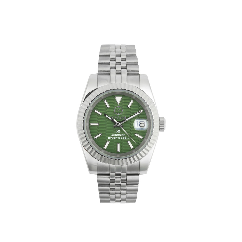 Montre avec un bracelet couleur argent, un cadran vert écaillé qui joue avec les textures. Un petit hublot pour voir la date et des aiguilles aussi argentés.  