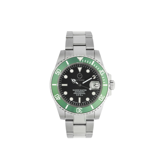 Montre avec bracelet en métal couleur argent, et cadran noir avec le logo de la marque Al-Waqt au milieu. Un petit hublot sur la droite de la montre pour lire la date. Des aiguilles noires avec l'intérieur blanc. Autour du cadran sur le boitier un cadre vert avec des chiffres est présent.