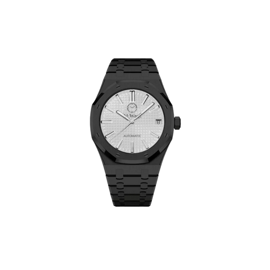 Montre avec bracelet noir et cadran blanc et aiguilles blanches. Au dessus du centre se trouve le logo de la marque Al-Waqt.