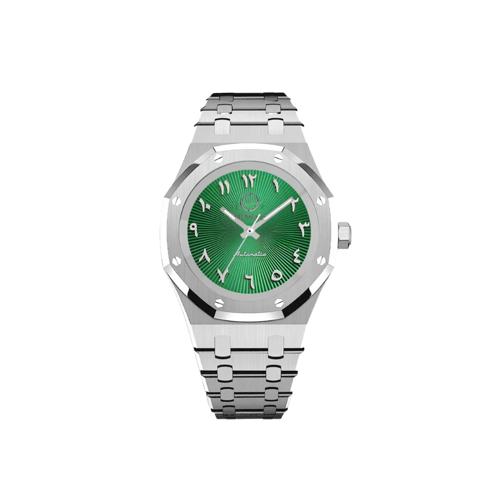 Montre avec un bracelet argenté et cadran vert et chiffres arabes. Les aiguilles sont argentées et le logo de la marque Al-Waqt est aussi en argenté.