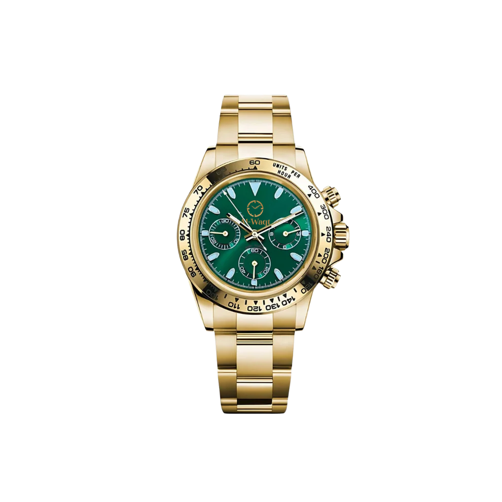 Montre avec bracelet doré et cadran vert et aiguilles dorées. Le logo de la marque Al-Waqt est présent au dessus du centre du cadran
