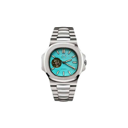 Montre avec bracelet argenté et cadran bleu clair. Les aiguilles sont blanches et a gauche du centre du cadran se trouve un trou qui laisse apercevoir une partie du mouvement automatique de la montre.