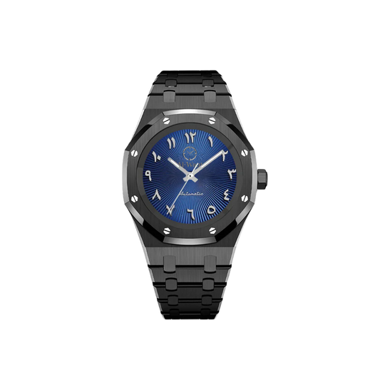 Montre avec bracelet noir, boitier noir, cadran bleu foncé et chiffres arabes.
