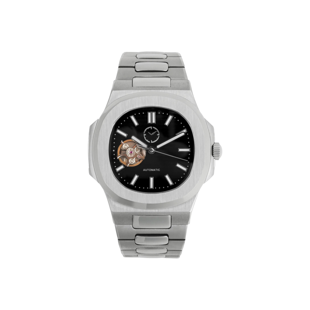 Montre avec bracelet argenté et cadran noir avec le logo de la marque Al-Waqt dessus, et a gauche du cadran un petit trou qui laisse apercevoir une partie du mouvement automatique de la montre.