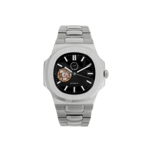 Montre avec bracelet argenté et cadran noir avec le logo de la marque Al-Waqt dessus, et a gauche du cadran un petit trou qui laisse apercevoir une partie du mouvement automatique de la montre.