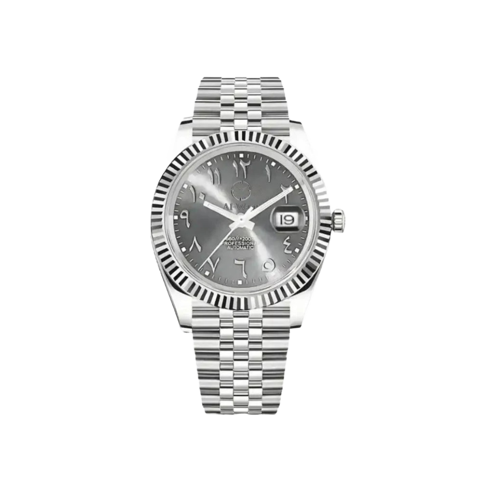 montre avec bracelet et boitier argenté et cadran gris clair. Au milieu du cadran se trouve le logo de la marque Al-Waqt et sur la droite du centre un petit hublot qui montre la date. Les chiffres sont en arabes donc c'est un arabic dial.