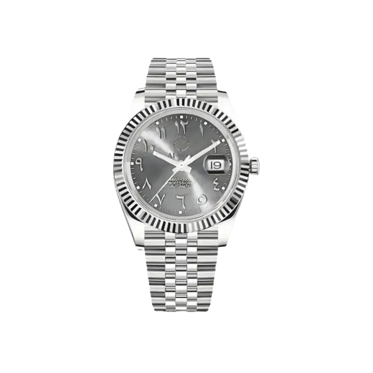 montre avec bracelet et boitier argenté et cadran gris clair. Au milieu du cadran se trouve le logo de la marque Al-Waqt et sur la droite du centre un petit hublot qui montre la date. Les chiffres sont en arabes donc c'est un arabic dial.
