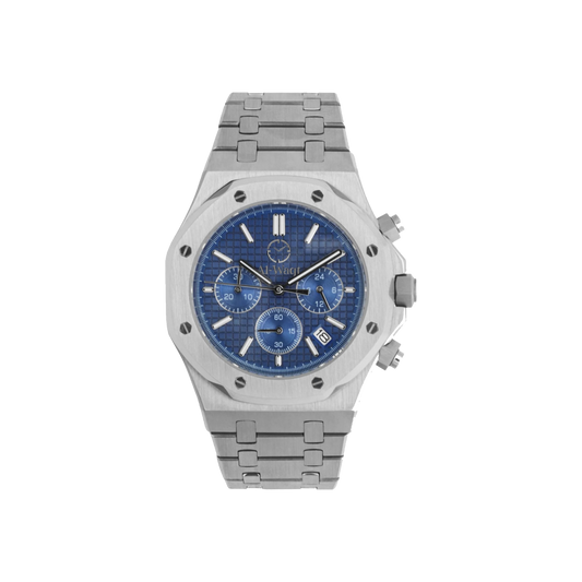 Montre avec bracelet argenté et cadran bleu avec petit carreaux. Les aiguilles ont argentées et au dessus du centre se trouve le logo de la marque Al-Waqt.