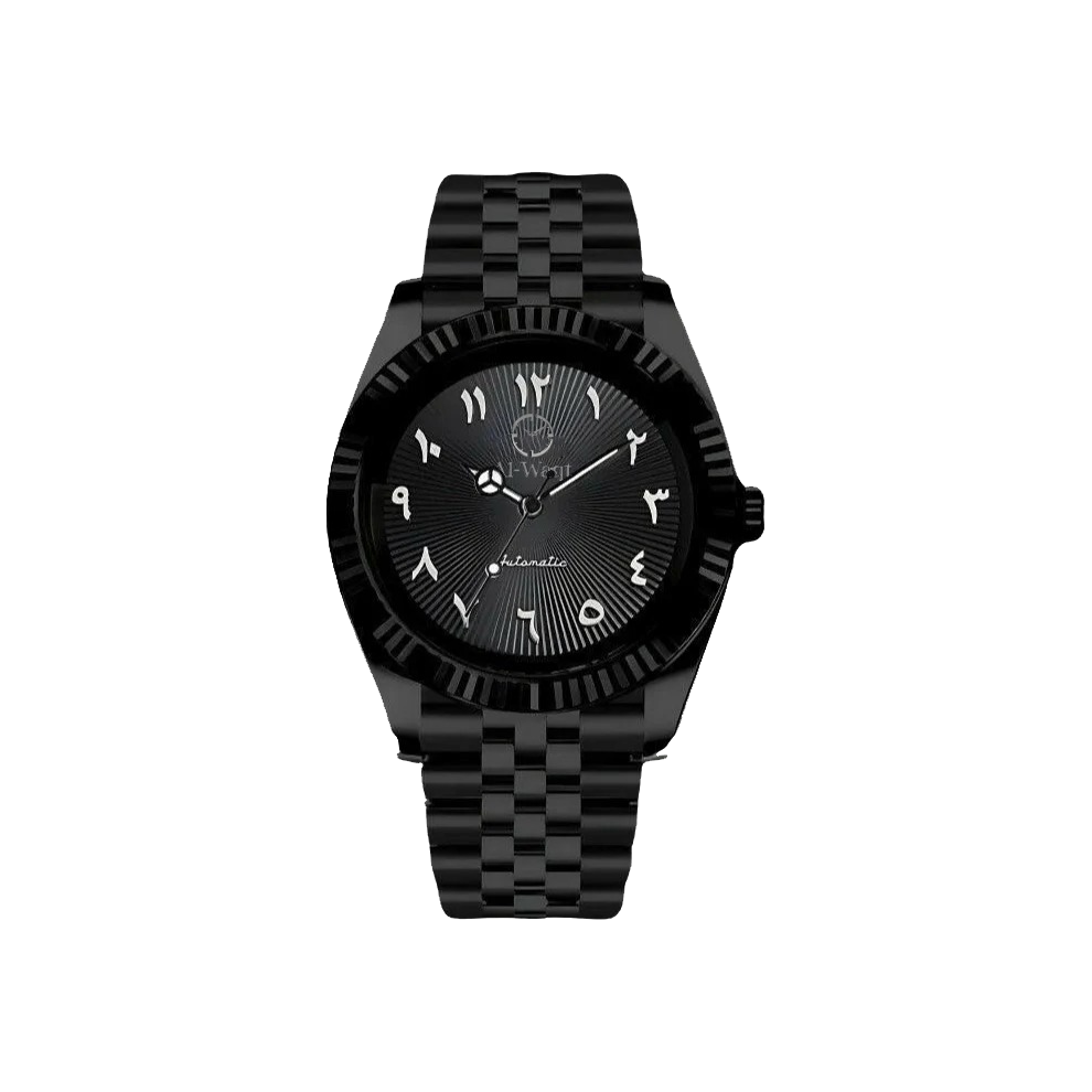 Montre toute noire avec chiffres arabes en argentés et aiguilles blanches. Le logo de la marque Al-Waqt est aussi présent dessus.