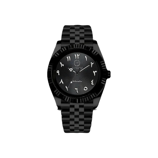 Montre toute noire avec chiffres arabes en argentés et aiguilles blanches. Le logo de la marque Al-Waqt est aussi présent dessus.
