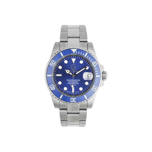 Montre avec bracelet et contour de cadran bleu. Le cadran est bleu clair, le petit hublot pour voir l'heure est à droite et les aiguilles sont blanches. Il y a aussi le logo de la marque Al-Waqt qui est présent au dessus du centre.