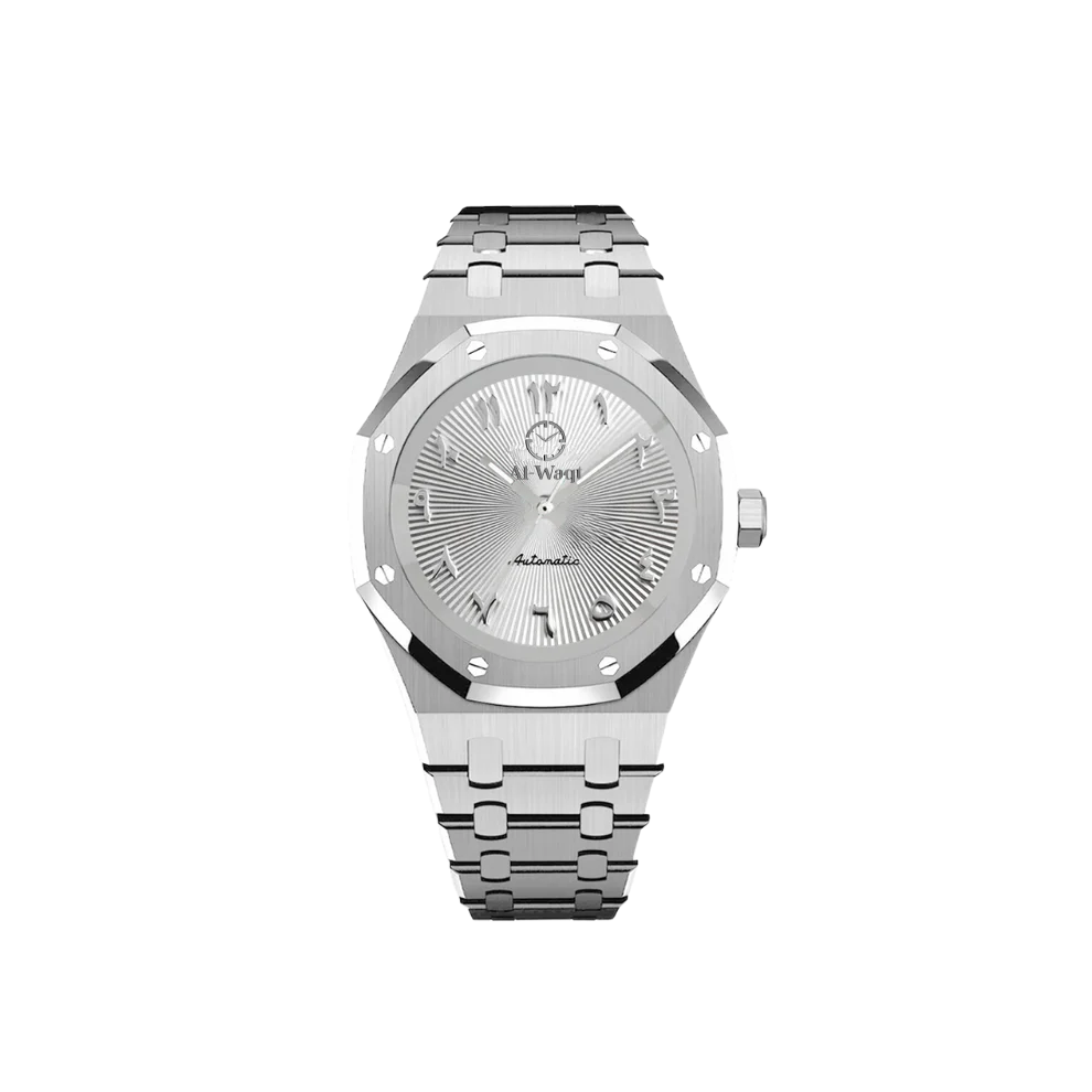 Une montre avec bracelet argenté et cadran argenté gris. Les chiffres sont en arabe.