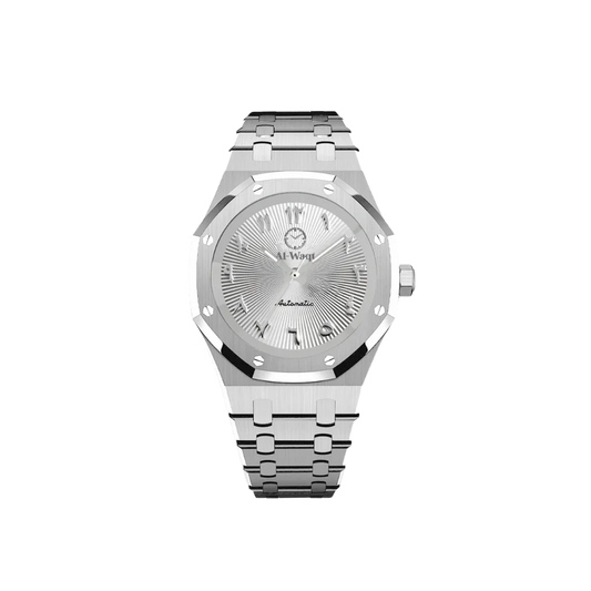 Une montre avec bracelet argenté et cadran argenté gris. Les chiffres sont en arabe.