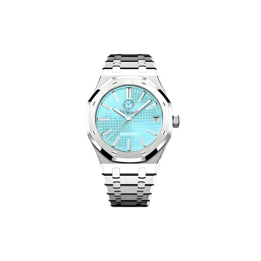 Une montre avec bracelet argenté et cadran bleu clair.