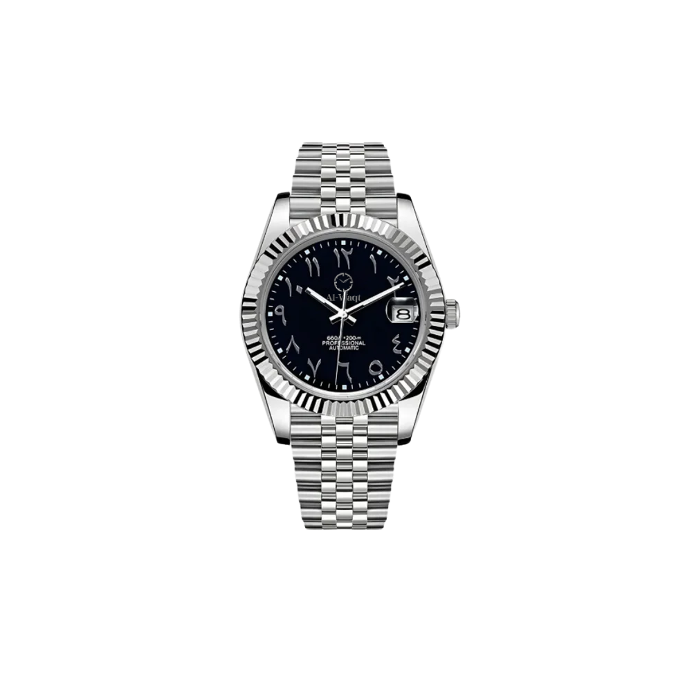 Montre avec bracelet argenté et cadran noir et chiffres arabes et aiguilles argentées et petit trou pour voir la date.