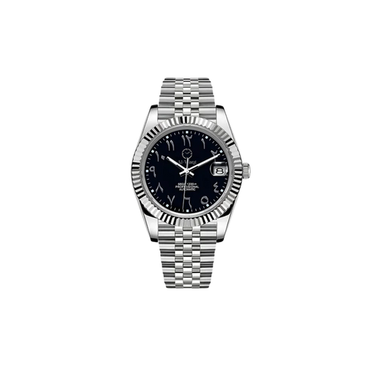 Montre avec bracelet argenté et cadran noir et chiffres arabes et aiguilles argentées et petit trou pour voir la date.