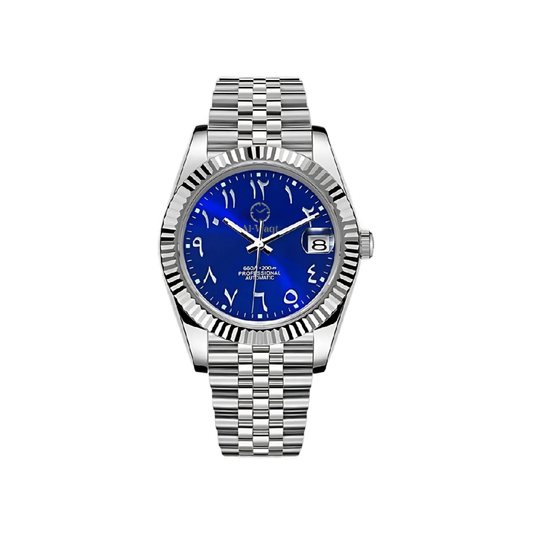 Montre avec bracelet argenté et cadran bleu et chiffres arabes et aiguilles argentées et petit trou pour voir la date.