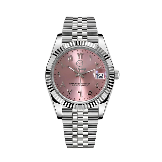 Montre avec bracelet argenté et cadran rose saumon et chiffres arabes et aiguilles argentées et petit trou pour voir la date.