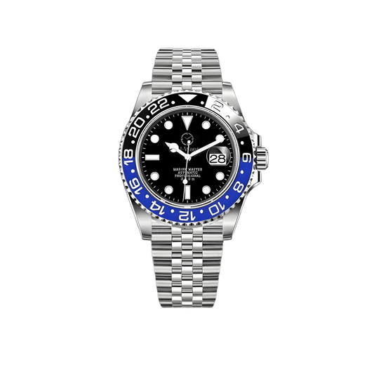 Une montre avec bracelet argenté et cadran noir avec petits détails argentés. Et un boitier noir et bleu.