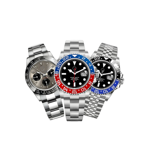 Trois montres, la première au centre avec bracelet argenté et cadran noir avec boitier avec du rouge et du bleu comme la marque Pespi dessus. La deuxième, celle de droite et avec un cadran noir aussi et du noir et bleu sur le boitier. La dernière sur la gauche est avec un cadran brun et que du noir sur le boitier.