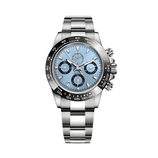Montre avec bracelet argenté et cadran bleu clair avec petits détails noir. Les aiguilles sont argentées.